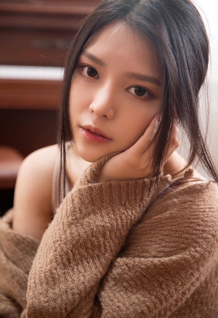 斗鱼人气主播丑人齐写真照片3