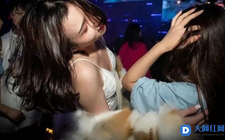 苏恩受邀茄子小新酒局，现场鄙视小酒量！